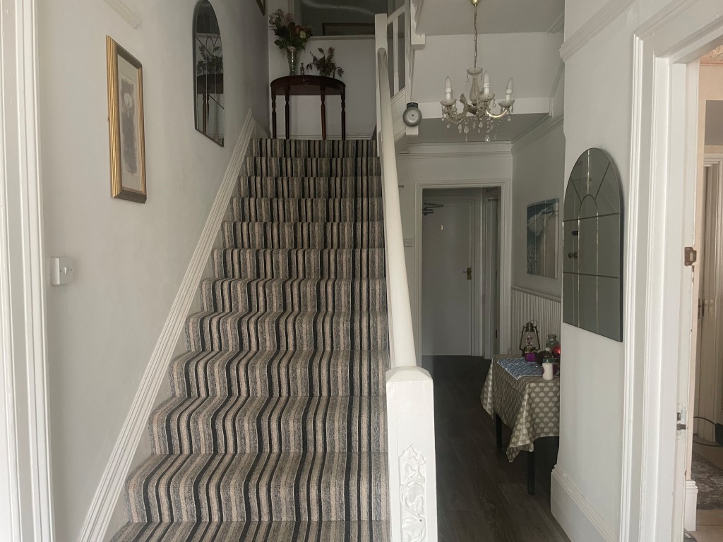 Lot: 168 - FORMER HOTEL WITH HMO LICENCE AND PLANNING CONSENT FOR CONVERSION TO 8 APARTMENTS - Hall